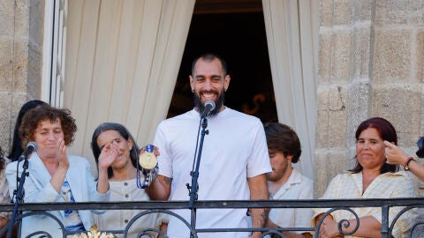 Borja Iglesias junto a la alcaldesa de Santiago
