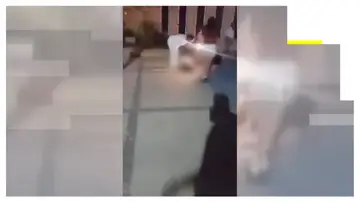 Testigos ayudan a Claudia, la estudiante que murió apuñalada en México Testigos ayudan a Claudia, la estudiante que murió apuñalada en México