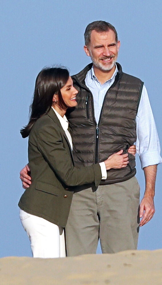 La reina Letizia y el rey Felipe VI abrazados