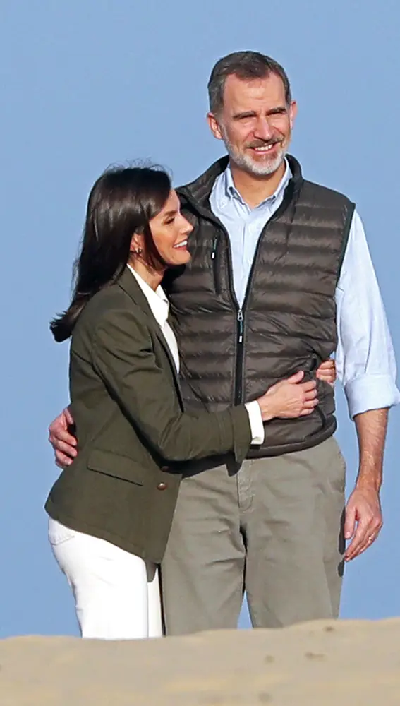 La reina Letizia y el rey Felipe VI abrazados La reina Letizia y el rey Felipe VI abrazados