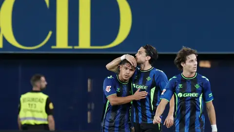 Los futbolistas del Betis celebran un gol en La Cerámica Los futbolistas del Betis celebran un gol en La Cerámica