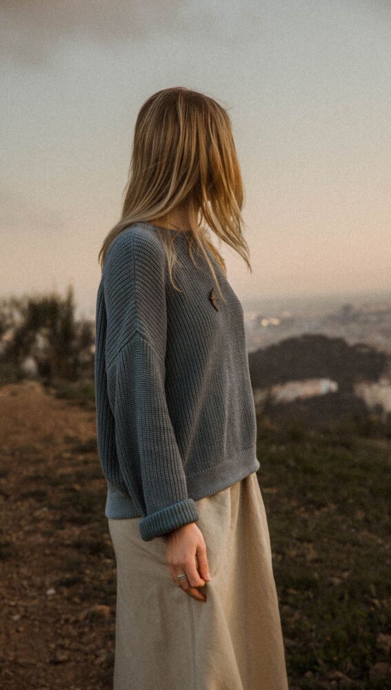 Mujer con un jersey de algodón