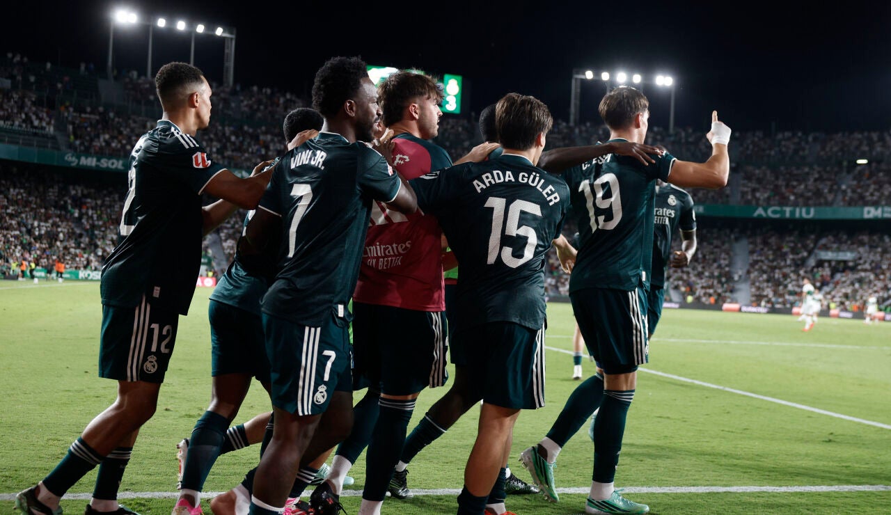 Carlos Esp&iacute; celebra su gol en el Mart&iacute;nez Valero