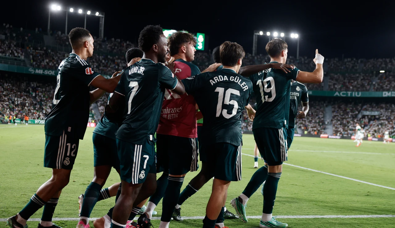 Carlos Espí celebra su gol en el Martínez Valero