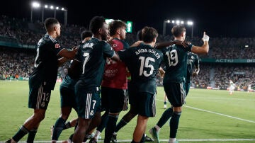 Carlos Esp&iacute; celebra su gol en el Mart&iacute;nez Valero