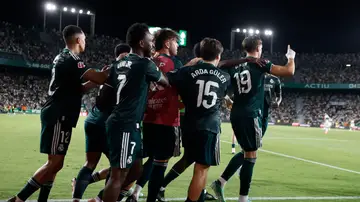 Carlos Espí celebra su gol en el Martínez Valero Carlos Espí celebra su gol en el Martínez Valero