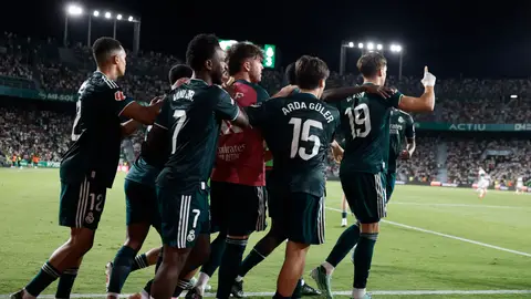 Carlos Espí celebra su gol en el Martínez Valero Carlos Espí celebra su gol en el Martínez Valero