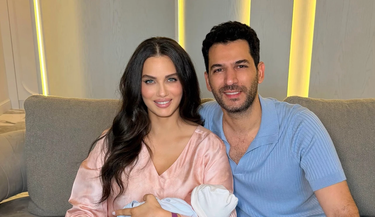 Murat Yildirim con su esposa y su bebé