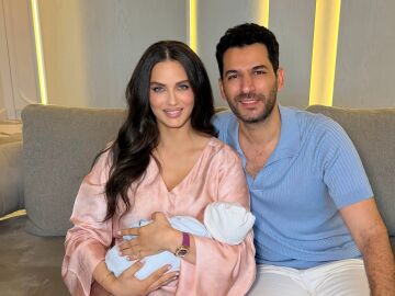 Murat Yildirim con su esposa y su beb&eacute;