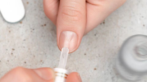 Aplicando esmalte en la uña