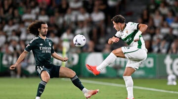 German Valera trata de meter un centro ante Marc Cucurella