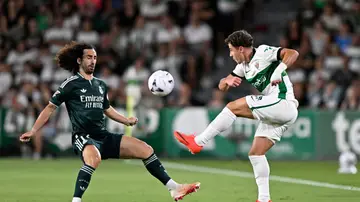 German Valera trata de meter un centro ante Marc Cucurella German Valera trata de meter un centro ante Marc Cucurella
