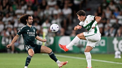 German Valera trata de meter un centro ante Marc Cucurella