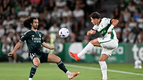 German Valera trata de meter un centro ante Marc Cucurella German Valera trata de meter un centro ante Marc Cucurella
