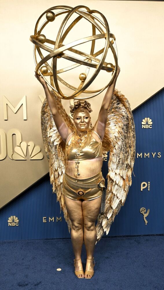 Megan Stalter vestida de estatuilla de los Emmy en los premios 2026