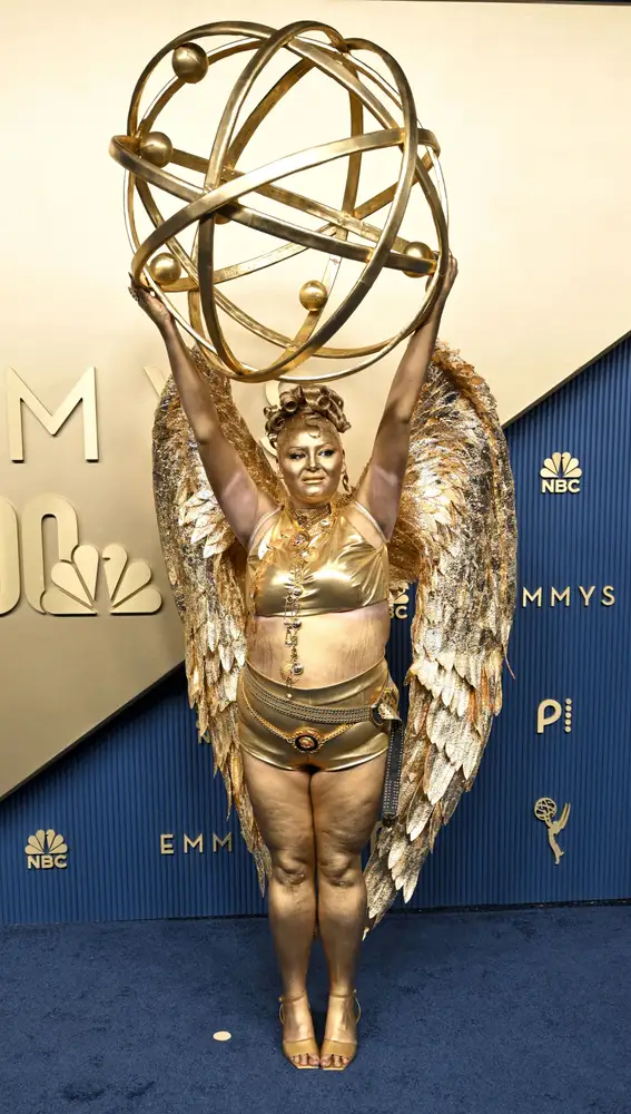 Megan Stalter vestida de estatuilla de los Emmy en los premios 2026 Megan Stalter vestida de estatuilla de los Emmy en los premios 2026