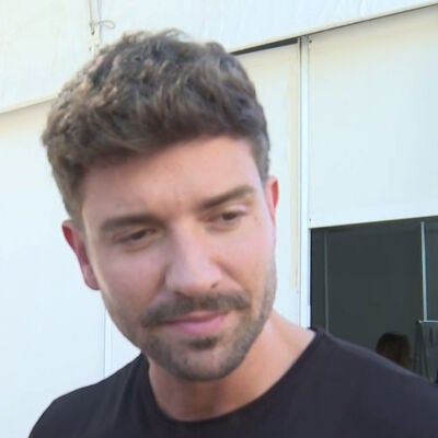 Pablo Albor&aacute;n atendiendo a la prensa