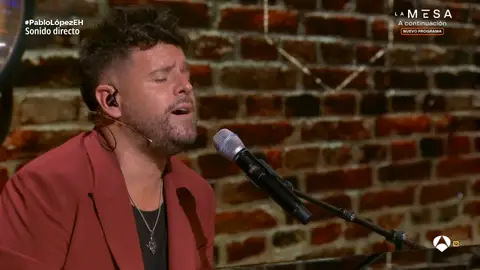 Pablo López emociona tocando su nueva canción en directo y se anima a improvisar con el público Pablo López emociona tocando su nueva canción en directo y se anima a improvisar con el público
