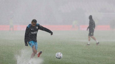 Los jugadores del Athletic Club calientan antes del partido de la sexta jornada de LaLiga