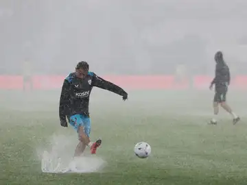 Los jugadores del Athletic Club calientan antes del partido de la sexta jornada de LaLiga Los jugadores del Athletic Club calientan antes del partido de la sexta jornada de LaLiga