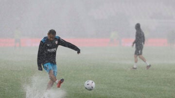 Los jugadores del Athletic Club calientan antes del partido de la sexta jornada de LaLiga
