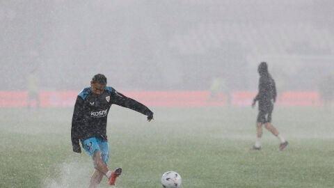 Los jugadores del Athletic Club calientan antes del partido de la sexta jornada de LaLiga