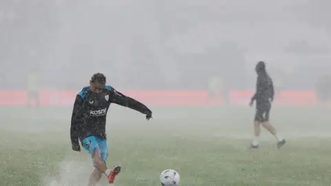 Los jugadores del Athletic Club calientan antes del partido de la sexta jornada de LaLiga Los jugadores del Athletic Club calientan antes del partido de la sexta jornada de LaLiga
