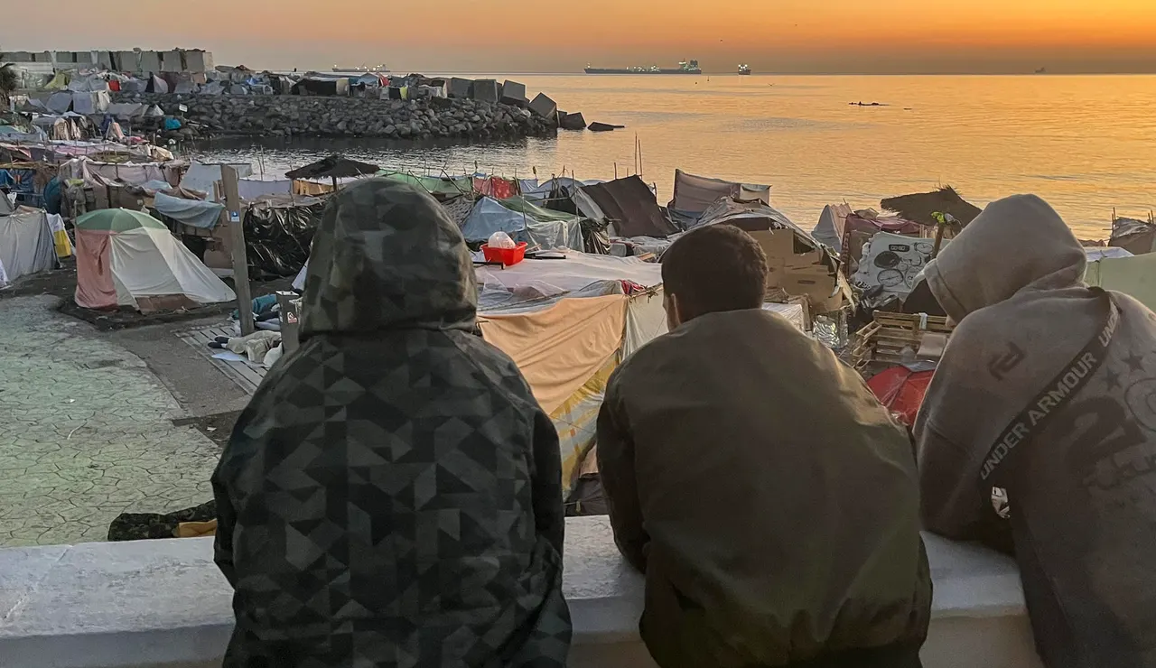 Migrantes que viven en las chozas de la playa Benítez