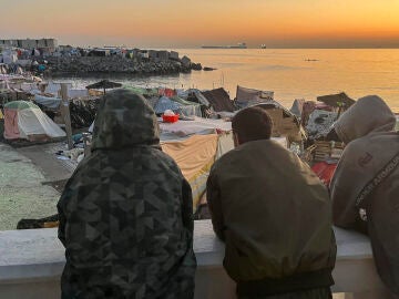 Migrantes que viven en las chozas de la playa Ben&iacute;tez