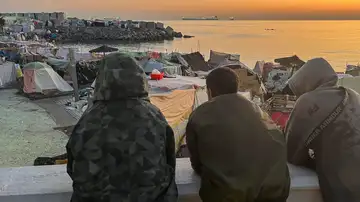Migrantes que viven en las chozas de la playa Benítez Migrantes que viven en las chozas de la playa Benítez