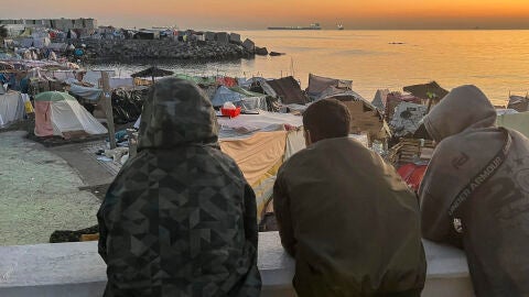 Migrantes que viven en las chozas de la playa Ben&iacute;tez