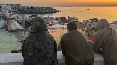 Migrantes que viven en las chozas de la playa Benítez Migrantes que viven en las chozas de la playa Benítez