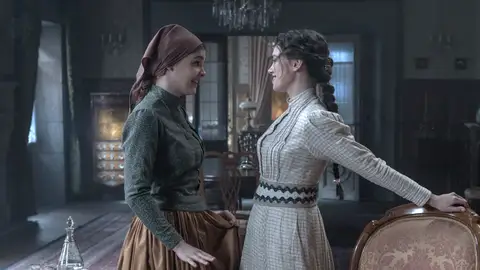 La presencia de Clara en el pazo incomoda a Catalina en el tercer capítulo de Las hijas de la criada La presencia de Clara en el pazo incomoda a Catalina en el tercer capítulo de Las hijas de la criada