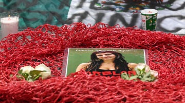 Un cartel de Claudia Tacoronte en una manifestaci&oacute;n por su asesinato