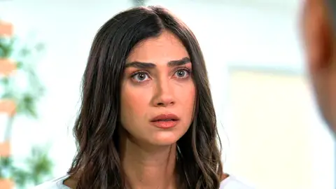 Cihan amenaza a Azra con revelar el secreto que la puede llevar a prisión Cihan amenaza a Azra con revelar el secreto que la puede llevar a prisión