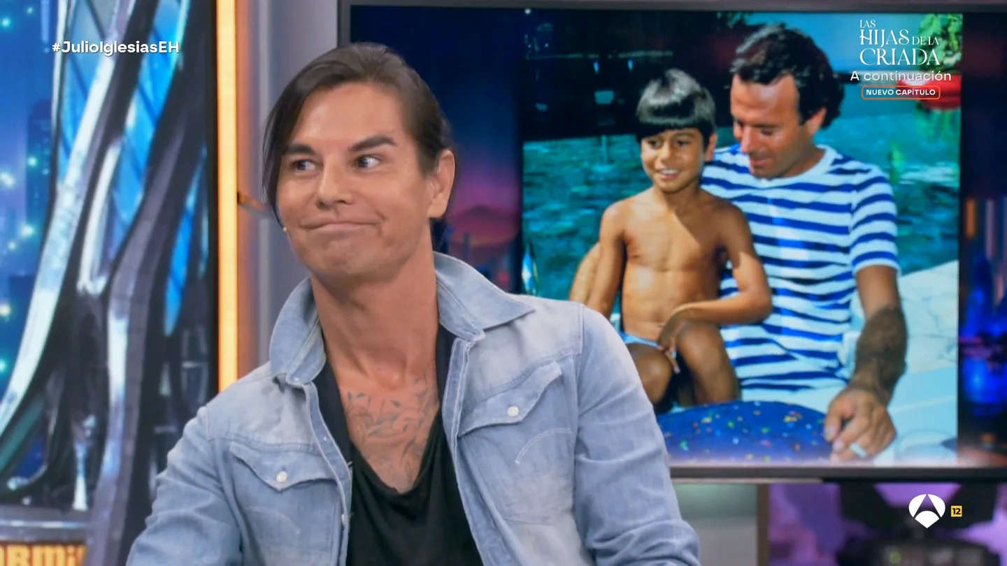 Julio Iglesias Jr. cuenta cómo recogía los sujetadores que tiraban a su padre en los conciertos: "Eran cientos" Julio Iglesias Jr. cuenta cómo recogía los sujetadores que tiraban a su padre en los conciertos: "Eran cientos"