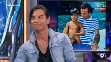 Julio Iglesias Jr. cuenta c&oacute;mo recog&iacute;a los sujetadores que tiraban a su padre en los conciertos: "Eran cientos"
