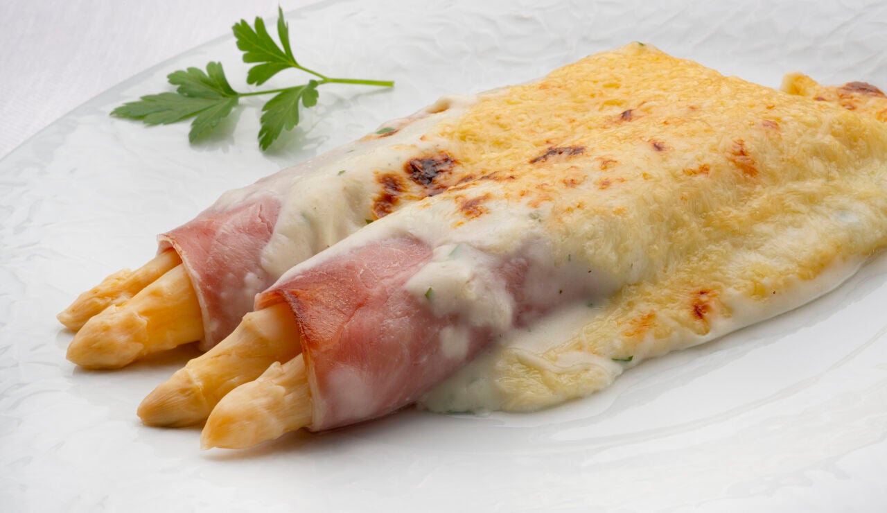 Receta de esp&aacute;rragos gratinados con jam&oacute;n y bechamel de Argui&ntilde;ano
