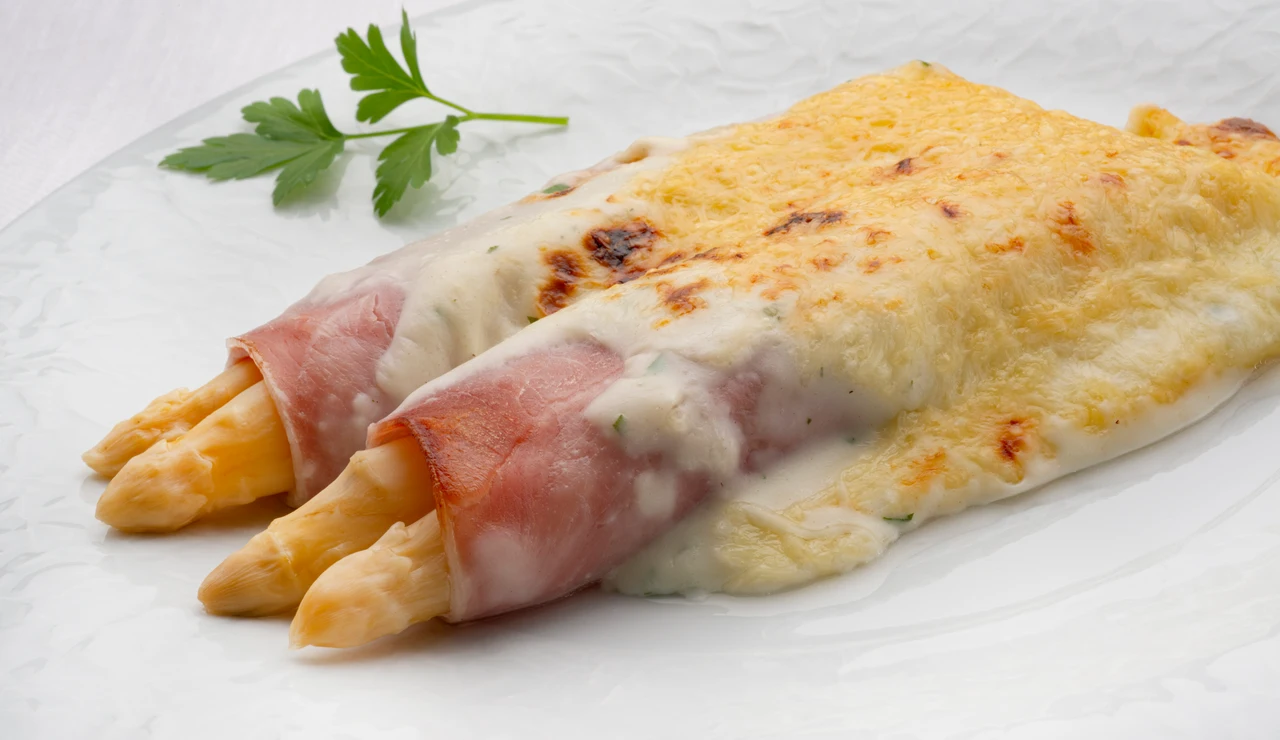 Receta de espárragos gratinados con jamón y bechamel de Arguiñano