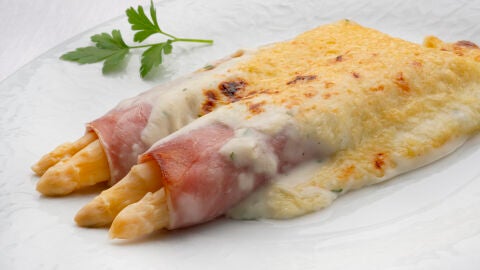 Receta de esp&aacute;rragos gratinados con jam&oacute;n y bechamel de Argui&ntilde;ano