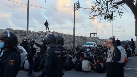 Los migrantes entran en el recurso del Puerto de Ceuta, tras una ma&ntilde;ana de tensi&oacute;n y cargas durante su traslado