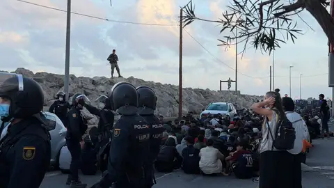 Los migrantes entran en el recurso del Puerto de Ceuta, tras una mañana de tensión y cargas durante su traslado Los migrantes entran en el recurso del Puerto de Ceuta, tras una mañana de tensión y cargas durante su traslado