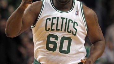 Michael Sweetney en un partido con los Celtics