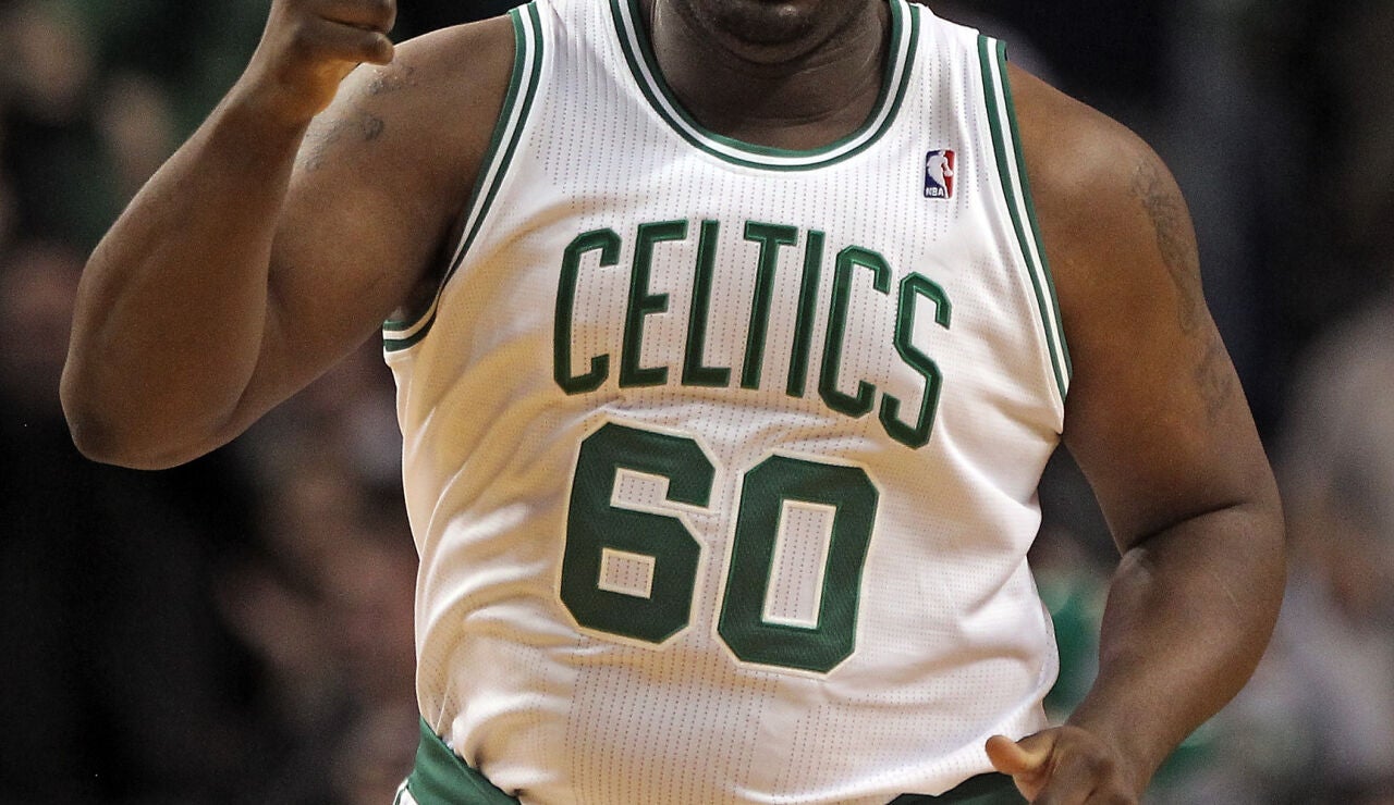 Michael Sweetney en un partido con los Celtics