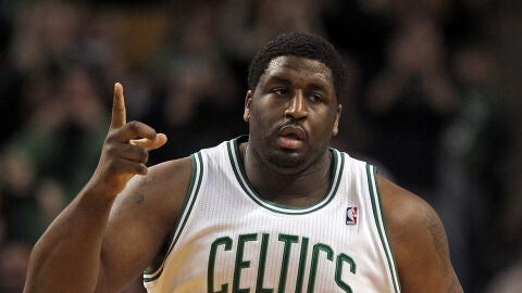 Michael Sweetney en un partido con los Celtics