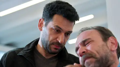 Serhat y Zeynep rescatan a Kader de sus maltratadores: "No volveréis a acercaros a ella" Serhat y Zeynep rescatan a Kader de sus maltratadores: "No volveréis a acercaros a ella"