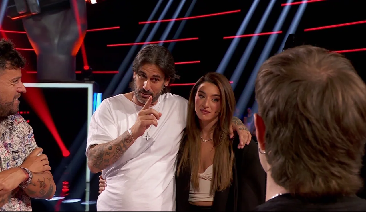 Los coaches dan una segunda oportunidad tras cantar un tema propio: "Ese es él"