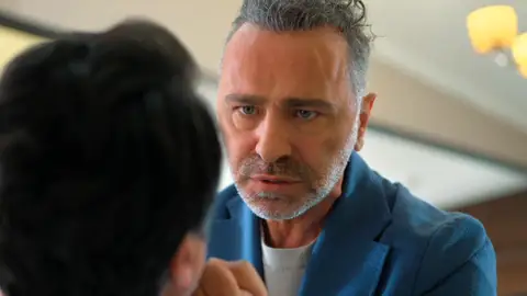 El gran teatro de Cihan: compra un falso testimonio para engañar a Zeynep y a Serhat El gran teatro de Cihan: compra un falso testimonio para engañar a Zeynep y a Serhat