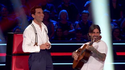 Mika improvisa una desternillante canci&oacute;n para conquistar a M&oacute;nica&hellip; &iexcl;pero ella le rechaza!