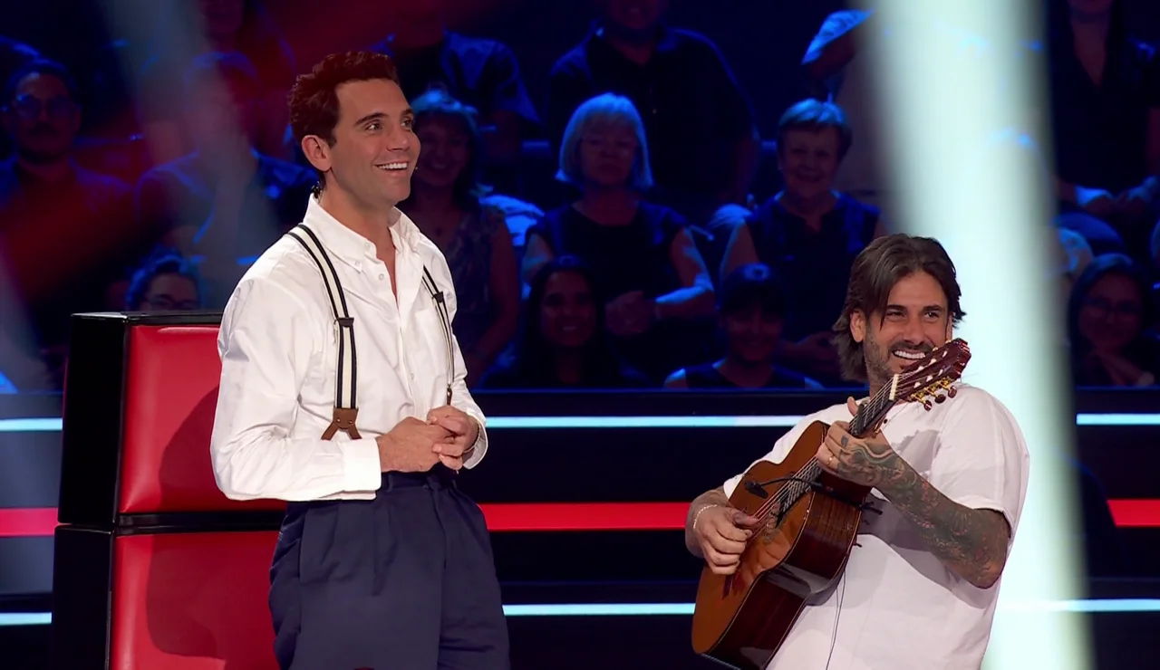 Mika improvisa una desternillante canción para conquistar a Mónica… ¡pero ella le rechaza!